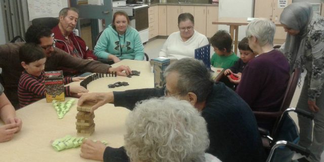 Jeunes jouant avec des personnes âgés à l'hôpital