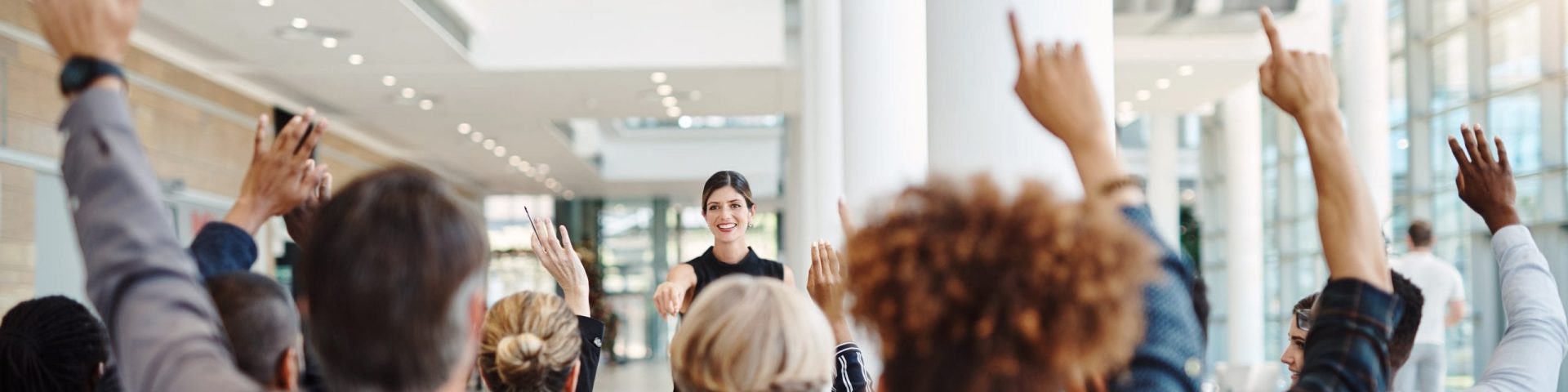 Gens qui lèvent la main dans une conférence