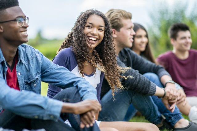 Jeunes de diverses nationalités souriant