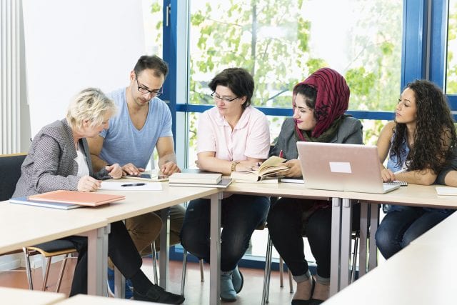 Jeunes adultes en réunion autour d'une table