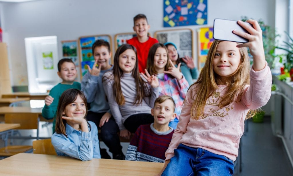 Élèves du primaire prenant un égoportrait