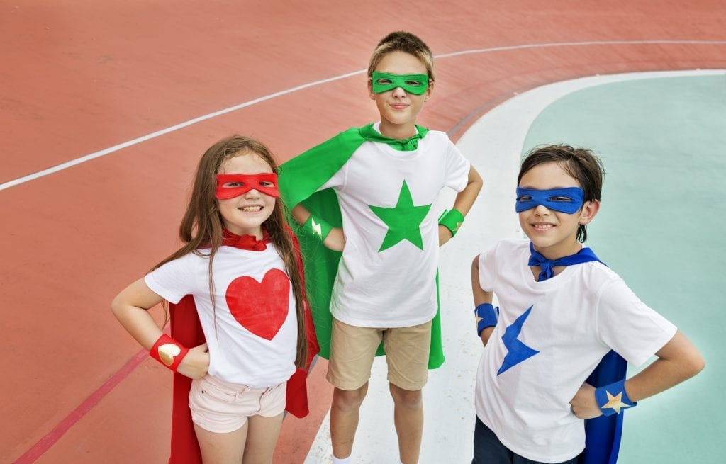 Trois enfants habillés en super-héros