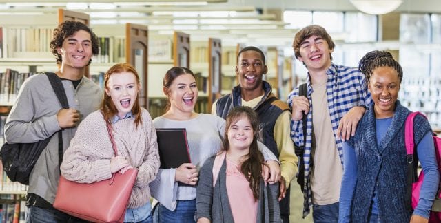 Groupe d'étudiants qui sourient