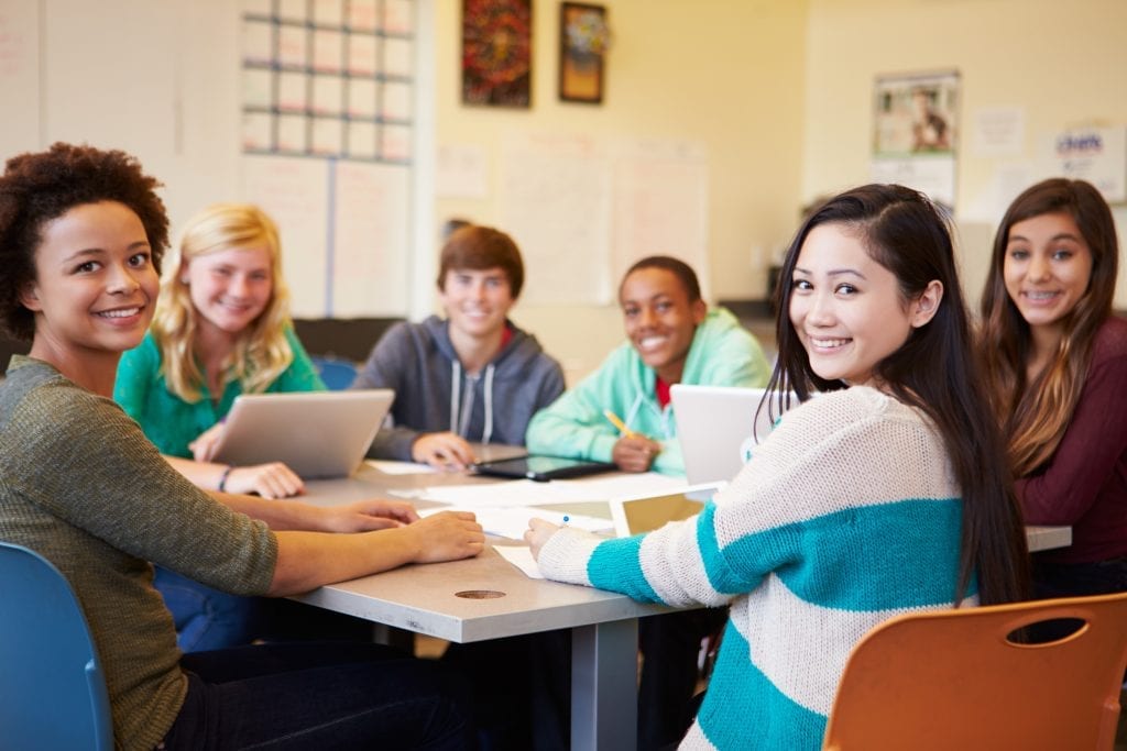 Étudiants qui discutent dans une classe