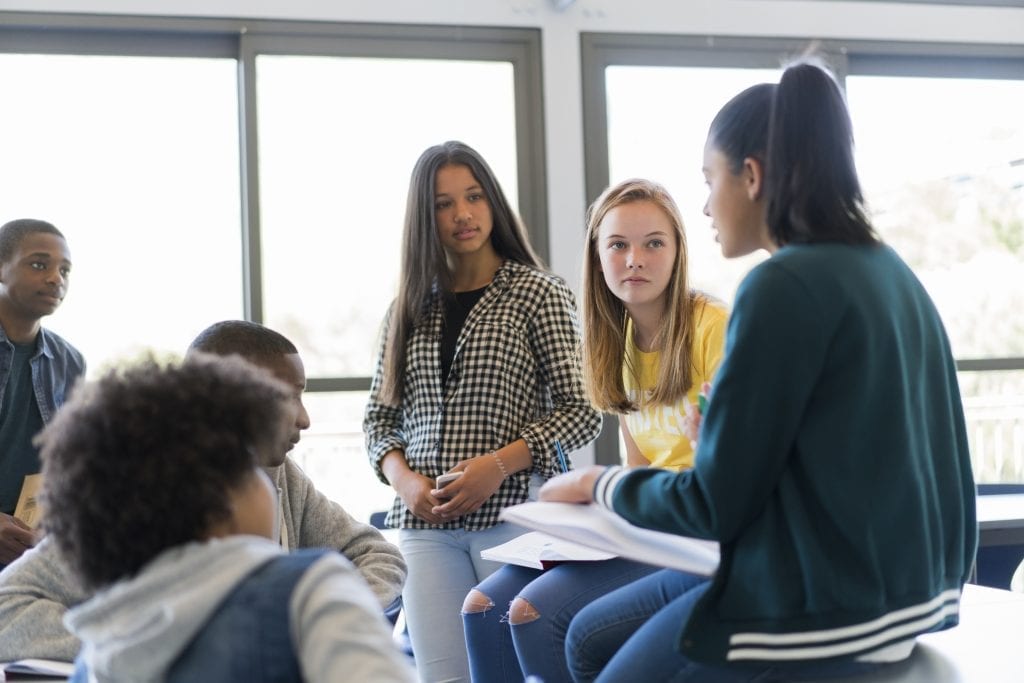 Groupe d'étudiants qui discutent