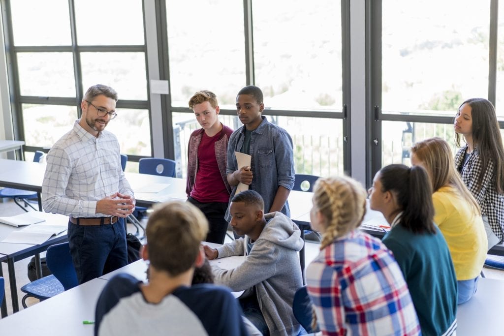 Groupe d'étudiants qui discutent