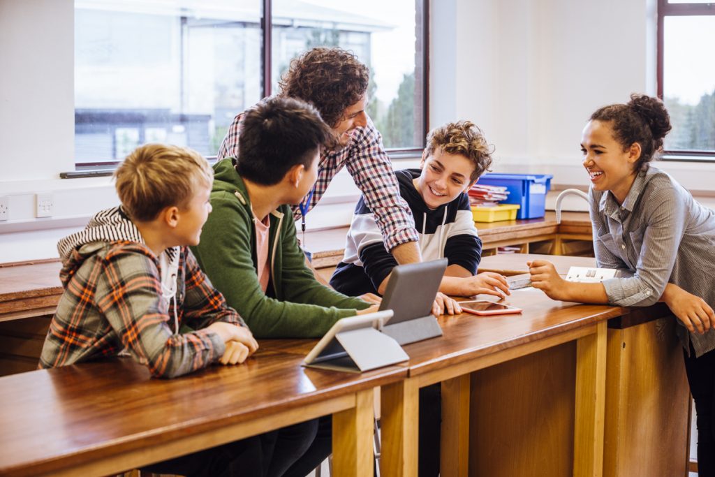 Étudiants discutant avec leur enseignante