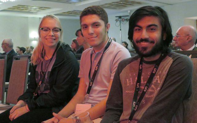 3 jeunes de la DLJ souriants assitant au congrès
